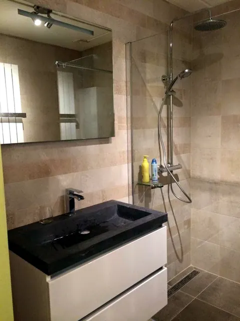 Badkamer in Hummelo met wastafelmeubel, spiegel en inloopdouche